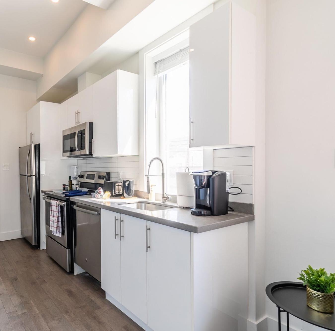 Modern 2 Bedroom Apartment - Near Leslieville 토론토 외부 사진